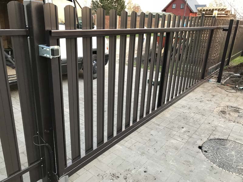 Aluzinc zogi staketa zogi Riga Latvija uzstadisana 9 - Aluzinc, metāla logi, metāla sētas, metāla vārti, bīdāmie vārti Rīgā Aluzinc zogi staketa zogi Riga Latvija uzstadisana 9
