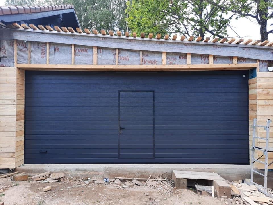 Garazu varti Uzstadisana Riga Latvija 1 2 - Aluzinc, metāla logi, metāla sētas, metāla vārti, bīdāmie vārti Rīgā Garazu varti Uzstadisana Riga Latvija 1 2 - Aluzinc, metāla logi, metāla sētas, metāla vārti, bīdāmie vārti Rīgā