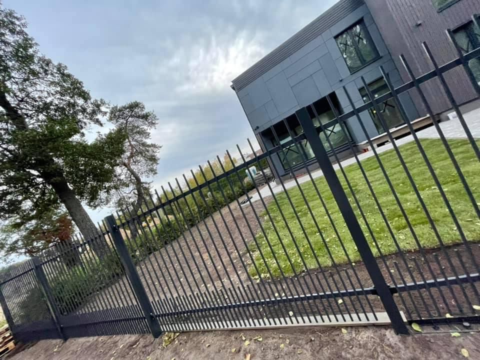 Metala zogu uzstadisana Riga Latvija 1 11 - Aluzinc, metāla logi, metāla sētas, metāla vārti, bīdāmie vārti Rīgā Metala zogu uzstadisana Riga Latvija 1 11 - Aluzinc, metāla logi, metāla sētas, metāla vārti, bīdāmie vārti Rīgā